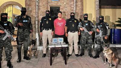 Un hondureño fue detenido por militares hondureños luego de encontrar en su camioneta varios paquetes de supuesta cocaína.