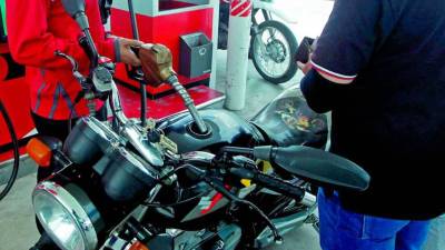 Los carburantes seguirán bajando en el mercado interno.