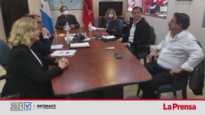 El expresidente de Honduras Manuel Zelaya con las misiones de observadores.