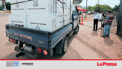 De las bodegas de Infop están saliendo en vehículos las maletas electorales para los diferentes centros departamentos.