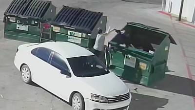 El video que muestra a la mujer arrojar a su bebé en un contenedor de basura ha causado indignación en EEUU.