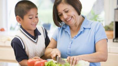 En tus recetas de cocina, procura agregar frutas y verduras. Se recomienda consumir 400 g, o cinco porciones al día.