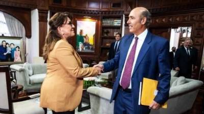 Castro tuvo una reunión con Llorens ayer en Presidencial.