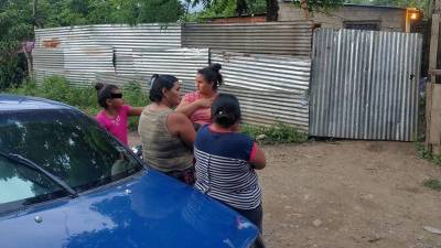 Vecinos de la familia llegaron a la casa luego de conocer lo que había ocurrido.