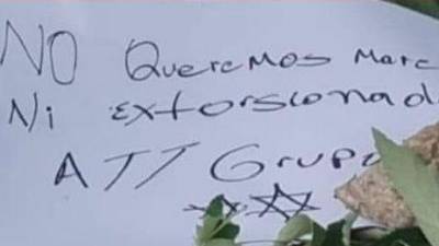 Fotografía del cartel que fue dejado al lado del cuerpo del jovencito asesinado en Santa Rosa de Copán (Honduras).