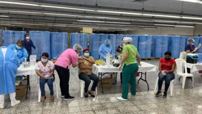 La jornada de vacunación en el parque Zip Calpules se inició dándole alta prioridad a las personas con alguna comorbilidad y seguidamente a los trabajadores sin enfermedades de base.