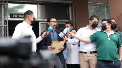 Fausto Cálix, titular de la entidad, en la presentación de la denuncia.