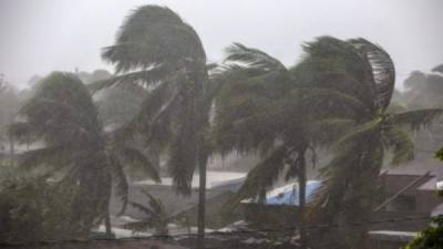 Eta, que está además a unas 280 millas (450 km) al sursureste de Miami, se mueve a 12 millas por hora (19 km/h) rumbo nornoreste.