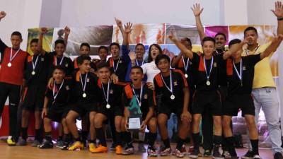 Los jovénes de la Happy New Dawn fueron campeones en fútbol.