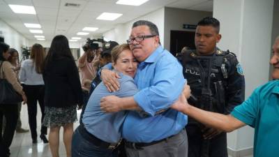 Después que los jueces de sentencia dieran su veredicto el exalcalde Óscar Kilgore fue abrazado por sus hijos, parientes y amigos más cercanos que lo esperaban en las afueras de la sala. Luego fue trasladado hasta el penal de El Progreso donde anoche no salió debido a que esperarán confirmar que no tenga otras medidas de prisión.