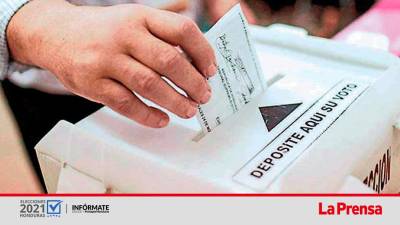 Un hondureño en Estados Unidos deposita su voto en una urna en las Elecciones Generales de 2017.