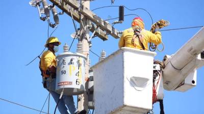 Técnicos de la EEH dan mantenimiento a líneas.