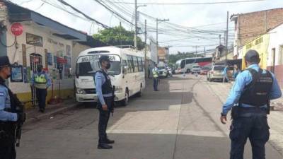 Policías llegaron al lugar del tiroteo.