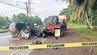 La camioneta impactó con la parte trasera de la rastra, que estaba estacionada a la orilla de la carretera. Familiares de las víctimas llegaron ayer en la tarde a la morgue a reclamar los cadáveres.