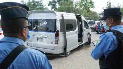 Agentes de la Policía resguardan la escena del ataque.