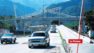 Actualmente trabajan en el forrado de la estructura metálica y labores de jardinería.