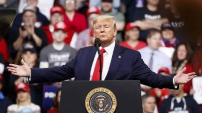 Donald Trump, expresidente de los Estados Unidos, dando un discurso.