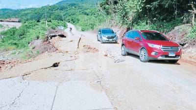 Los conductores deben transitar con cuidado por las fallas.