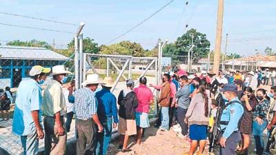 Desde horas tempranas habitantes de los tres municipios se presentaron a los centros.