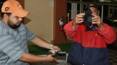 Los trabajadores dicen que ya no tienen dinero para comprar en las pulperías.