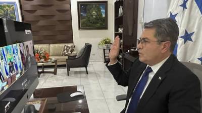 Juan Orlando Hernández el día que fue juramentado como diputado del Parlacen.