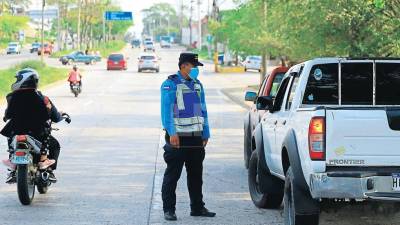 Agente de la DNVT requiriendo a un conductor | Imagen de referencia