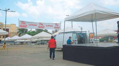 Desde ayer, el personal comenzó el montaje de la tarima y las carpas.