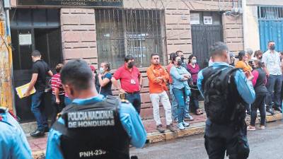 La Policía calmó los ánimos de los empleados.