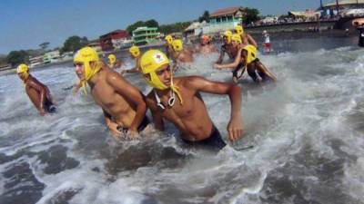 Voluntarios de diferentes lugares y edades intentan lograr el desafío con el objetivo de convertirse en guardavidas este verano.