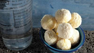 La cobertura de las trufas se hace con coco rayado y chocolate.