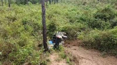 El vehículo en el que se conducían cayó a una hondonada.