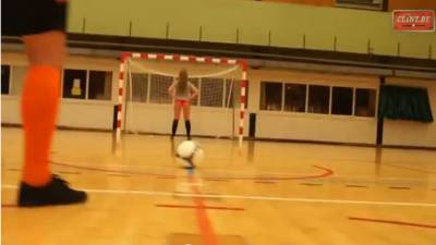 Los jugadores: Joren Dom, Derreck White y Adrian Brovina, utilizan a dos bellas chicas que se colocaron de espalda en uno de los marcos en ropa interior y el objetivo era golpearlas en el trasero con la pelota de fútbol.