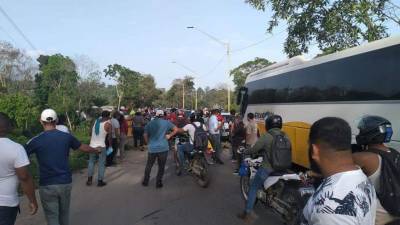 La carretera permaneció obstaculizada por varias horas.