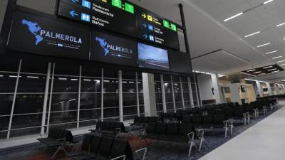 Instalaciones interiores modernas para recibir a pasajeros nacionales y a los turistas en la nueva terminal aérea de Honduras.