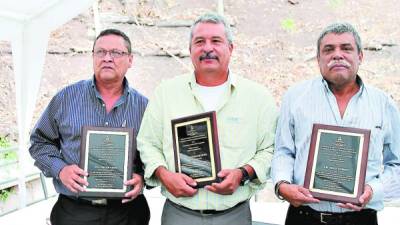 Los investigadores Elio Durón, Óscar Cruz y Danilo Escoto con sus premios.