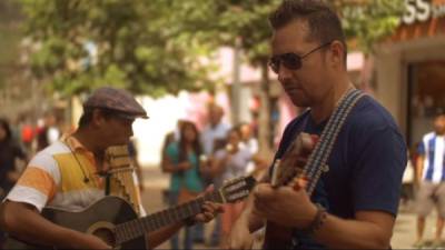 El catracho filmó escenas de su video en el parque central de Tegucigalpa con los lustrabotas y su público, así como en el mercado Los Dolores y con el famoso Tito Aguacate.