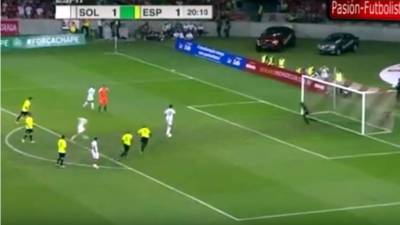 D'Alessandro y Abreu quisieron imitar el penal de Messi y Suárez, pero les salió mal.