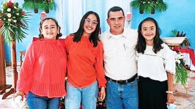 Era una familia católica, que siempre sirvió y ayudó a sus vecinos, quienes lamentan la tragedia ocurrida.