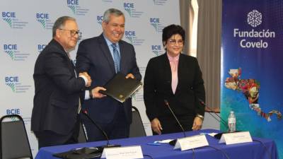 Como testigo de honor también firmó la directora por Honduras ante el BCIE, Belinda Carias.