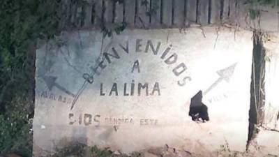 El cuerpo del hombre quedó tendido cerca de un letrero de bienvenida.