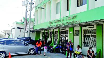 <b>Pacientes acuden a consulta y tratamiento a la Liga contra el Cáncer en San Pedro Sula. Foto: LA PRENSA</b>