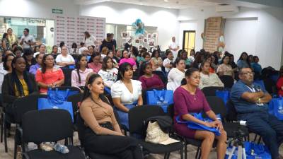 Parte de las enfermeras y enfermeros agasajados.