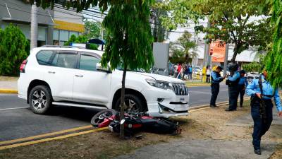 <b><span class=mln_uppercase_mln>Ataque.</span></b> En su vehículo ultimaron a Elkin Pineda el lunes.