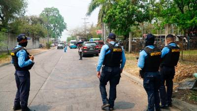 <b><span class=mln_uppercase_mln>Operativos.</span></b> Agentes de la Dipampco ejecutan operativos en las paradas de buses de San Pedro.<span class=mln_uppercase_mln> </span>