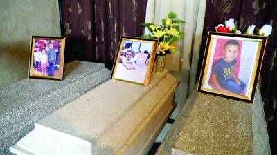 Los hijos de Jennsy osorio murieron quemados al incendiarse su casa en Roatán.