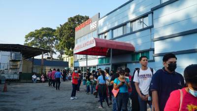 Empleados jóvenes, hacen fila para afiliarse al IHSS en San Pedro Sula.