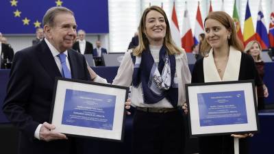 Ana Corina Sosa (d), hija de la líder opositora María Corina Machado y el candidato presidencial de la oposición, Edmundo González Urrutia (i), posan junto a Roberta Metsola (c), presidenta del Parlamento Europeo, durante la ceremonia de entrega del Premio Sájarov.