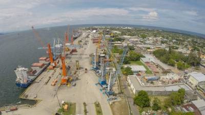 Panorámica de Puerto Cortés. El área lógistica aumentará considerablemente la capacidad de manejo de carga de la terminal.