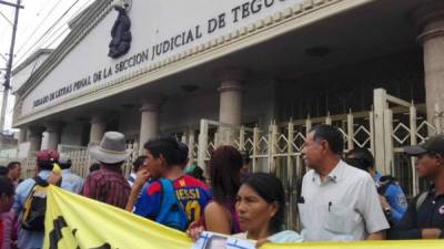 Miembros del Copinh realizan un plantón frente a los juzgados de la capital donde se desarrolla la audiencia.