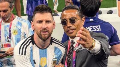 El chef Salt Bae se tomó una fotografía con Messi y el argentino estaba incómodo.